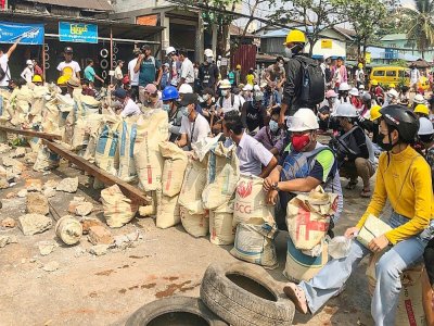 Une barricade de fortune érigée dans une rue de Rangoun, le 3 mars 2021, par les manifestants contre le coup d'Etat - STR [AFP/Archives]