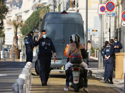 Des policiers contrôlent les attestations de déplacement dérogatoire, le 28 février 2021 à Nice pendant un week-end de confinement - Valery HACHE [AFP/Archives]
