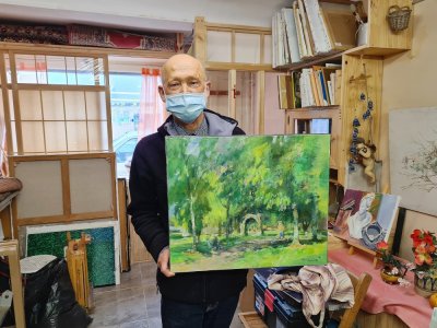 Pierre Kazuo Iwamura, artiste né au Japon et installé à Valognes depuis quarante années, nous montre une toile du jardin municipal, qu'il a peinte en 2016.