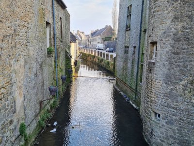 La rivière Le Merderet coule dans la ville, ici, à côté du Musée du Cidre, à Valognes (situé à droite), qui dispose de la plus importante collection française consacrée à l'"or blond des Normands".