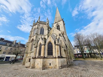 L'église Saint-Malo de Valognes a été en grande partie détruite par les bombardements américains de la Seconde Guerre mondiale et reconstruite depuis avec une vision très moderne, par l'architecte Yves-Marie Froidevaux.
