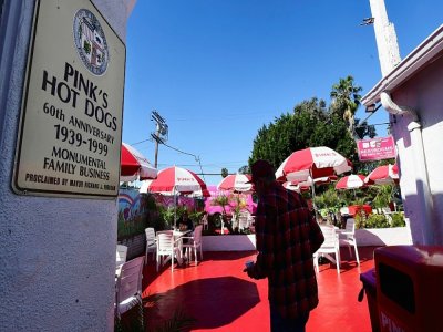 La réouverture de la terrasse du restaurant Pink's Hot Dogs à Los Angeles (Californie) le 1er mars 2021 - Frederic J. BROWN [AFP]