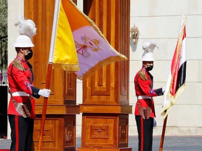 Les drapeaux du Vatican (G) et d'Irak au palais présidentiel de Bagdad le 5 mars 2021 - Sabah ARAR [AFP]