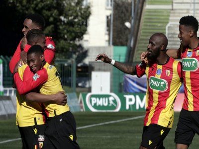 Cheick Doucouré félicité par ses coéquipiers après avoir marqué le deuxième but de Lens face au Red Star en Coupe de france, le 6 mars 2021 à Saint-Ouen - GEOFFROY VAN DER HASSELT [AFP]