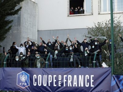 Des supporters du Red Star réunis près de la pelouse lors du match de Coupe de France contre Lens, au stade Bauer à Saint-Ouen, le 6 mars 2021 - GEOFFROY VAN DER HASSELT [AFP]