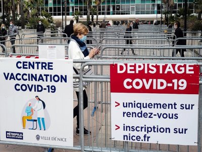 Des personnes arrivent à leur rendez-vous de vaccination contre le Covid, le 6 mars 2021 dans un centre à Nice - Valery HACHE [AFP]