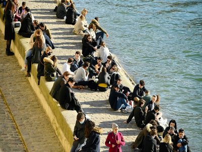 Des badauds sur les quais de Seine à Paris, le 6 mars 2021 - Bertrand GUAY [AFP]