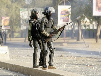 Des gendarmes sénégalais participent à une opération d'évacuation d'étudiants à Dakar, le 4 mars 2021 - Seyllou [AFP]