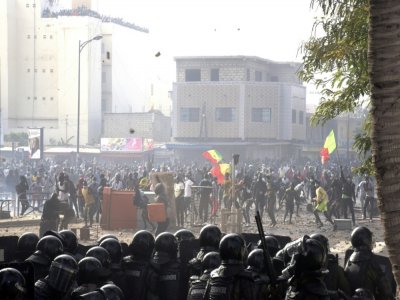 Des manifestants et un cordon de gendarmes à Dakar, le 5 mars 2021. - Seyllou [AFP]