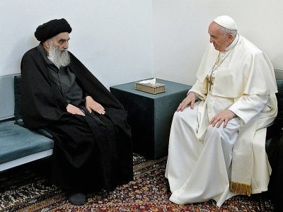 Photo fournie par Vatican News montrant le grand ayatollah Ali Sistani (gauche) et le pape François (droite) lors d'une rencontre historique à Najaf, le 6 mars 2021 - STRINGER [VATICAN NEWS/AFP]