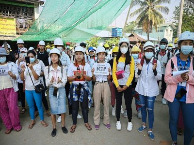 Des manifestants contre le coup d'Etat militaire le 6 mars 2021 à Rangoun - STR [AFP]