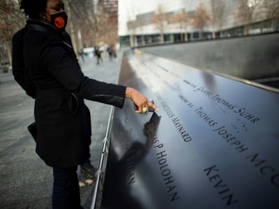 Janice Ryan pointe le nom de son ami décédé pendant le 11-Septembre, au World Trade Center - Kena Betancur [AFP]