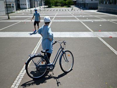 Une femme prend un cours gratuit de vélo à Rennes, le 2 juin 2020 - Damien MEYER [AFP/Archives]
