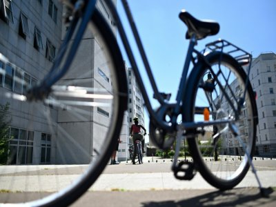 Une femme apprend à faire du vélo à Rennes en juin 2020, grâce à des cours gratuits - Damien MEYER [AFP/Archives]