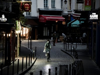 Une cycliste dans le quartier Saint-Michel à Paris en novembre 2020 - ALAIN JOCARD [AFP/Archives]