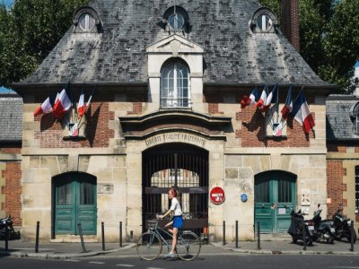 Une cycliste passe devant l'hôpital Saint-Louis à Paris en juillet 2018 - Lucas Barioulet [AFP/Archives]
