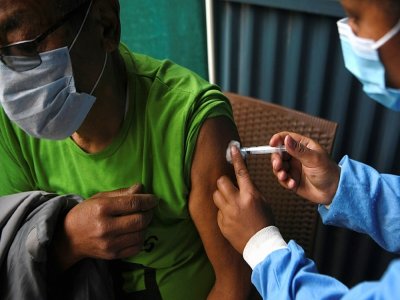 Vaccination contre le Covid-19, le 7 mars 2021 dans les environs de Katmandou, au Népal - Prakash MATHEMA [AFP]