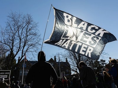 Un drapeau "Black Lives Matter" lors d'un rassemblement à St. Paul, le 6 mars 2021 dans le Minnesota - Kerem Yucel [AFP]