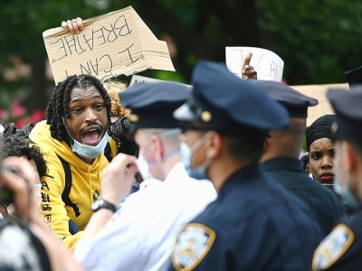 Des manifestants crient sur des policiers lors d'une manifestation contre le racisme, à New York, le 28 mai 2020 - Johannes EISELE [AFP/Archives]