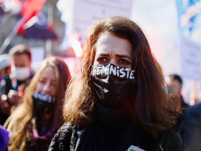 Des femmes participant à une manifestation pour réclamer plus de droits pour les femmes à Paris, le 7 mars 2021 - Thomas SAMSON [AFP]