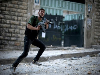 Un rebelle syrien recharge son arme pendant des combats à Alep, en Syrie, le 8 septembre 2012 - Zac Baillie [AFP/Archives]