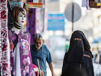 Une femme marche le 21 août 2019 dans une rue de Raqa, ancienne "capitale" de  l'EI en Syrie. - Delil SOULEIMAN [AFP]