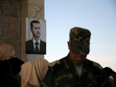 Photo du portrait du président syrien Bachar al-Assad prise pendant une visite de soldats russes à Suran, dans la province d'Hama, en Syrie, le 25 septembre 2019 - Maxime POPOV [AFP]