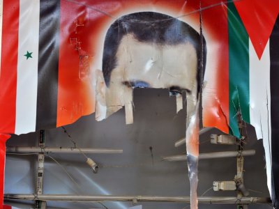 Portrait déchiré du président syrien Bachar al-Assad dans une localité syrienne proche de la Turquie, le 10 novembre 2012 - Bulent KILIC [AFP]