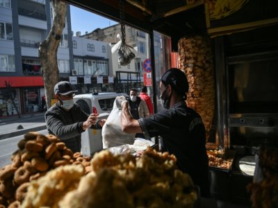 Un commerçant syrien à Gaziantep, en Turquie, le 25 février 2021 - Ozan KOSE [AFP]