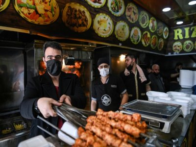 Ismaïl Abtini, propriétaire avec sa famille syrienne d'un restaurant sur l'une des principales artères commerçantes de Gaziantep, le 25 février 2021 - Ozan KOSE [AFP]