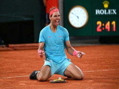 La joie de l'Espagnol Rafael Nadal après sa victoire face au Serbe Novak Djokovic, en finale du tournoi de Roland-Garros, le 11 octobre 2020 à Paris - Anne-Christine POUJOULAT [AFP/Archives]