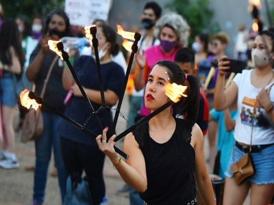 Une femme prend part à une manifestation dans le cadre de la Journée internationale des droits des femmes, à Asuncion au Paraguay, le 8 mars 2021 - NORBERTO DUARTE [AFP]