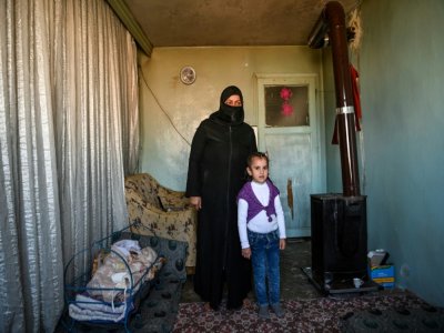 Areej Beidun, 6 ans, et sa grand-mère Nadesa Beidun, réfugiées syriennes, le 26 février 2021 à Gaziantep, dans le sud-est de la Turquie - Ozan KOSE [AFP]