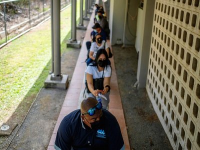 Des personnes font la queue pour se faire vacciner à Vieques (Puerto Rico) le 10 mars 2021 - Ricardo ARDUENGO [AFP]