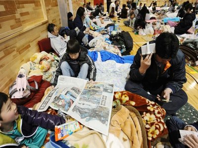 Dans un refuge pour habitants sinistrés à Minamisoma, dans le nord-est du Japon, le 12 mars 2011 - Kazuhiro NOGI [AFP/Archives]