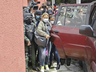 L'ancienne présidente par intérim Jeanine Añez escortée par des forces spéciales lors de son incarcération le 15 mars 2021 à La Paz - Aizar RALDES [AFP]