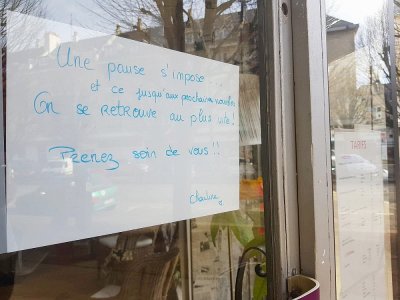 "Une pause s'impose et ce jusqu'aux prochaines mesures", pouvait-on lire sur une devanture d'une boutique au centre-ville de Caen, contrainte de fermer ses portes car jugée non essentielle.