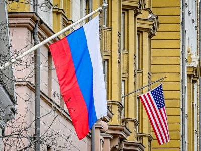 Un drapeau russe près de l'ambassade américaine à Moscou, le 18 mars 2021. - Yuri KADOBNOV [AFP]
