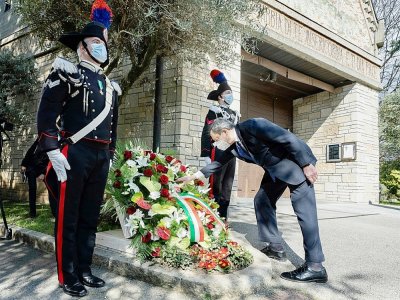 Photo publiée par le service de presse du Palazzo Chigi montrant le Premier ministre italien Mario Draghi déposant une couronne de fleurs au cimetière de Bergame, le 18 mars 2021 - Handout [Palazzo Chigi press office/AFP]