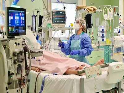 Un malade du Covid-19 dans le service de réanimation de l'hôpital Bolognini à Seriate, près de Bergame (Italie), le 12 mars 2021 - Miguel MEDINA [AFP]