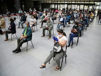 Des personnes attendent de se faire vacciner à Santiago, Chili, le 16 mars 2021 - CLAUDIO REYES [AFP]