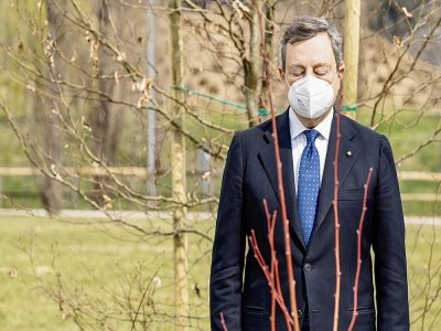 Photo publiée par le service de presse du Palazzo Chigi, montrant le Premier ministre Mario Draghi se recueillant lors de l'inauguration d'un "Bois de la mémoire" dans un parc de Bergame, dans le nord de l'Italie, le 18 mars 2021 - Handout [Palazzo Chigi press office/AFP]