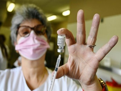 Une infirmière prépare une injection du vaccin Pfizer-BioNtech contre le Covid-19 à Béziers, dans le sud de la France, le 17 mars 2021 - Pascal GUYOT [AFP]