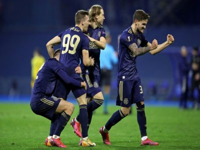 La joie des joueurs du Dinamo Zagreb, après leur qualification pour les quarts de finale de la Ligue Europa, grâce à un triplé de leur attaquant Mislav Orsic (g) contre Tottenham, le 18 mars 2021 à Zagreb - Damir SENCAR [AFP]