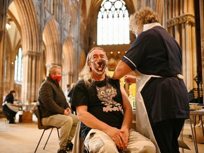 Un homme reçoit une injection du vaccin  AstraZeneca/Oxford contre le Covid-19 dans la cathédrale de Lichfield au Royaume-Uni le 18 mars 2021 - Oli SCARFF [AFP]