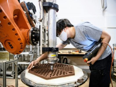 Un technicien de l'université de Hong Kong fabrique une dalle en 3D qui servira de récif artificiel pour remplacer les récifs de coraux morts, le 3 novembre 2020 - Anthony WALLACE [AFP]