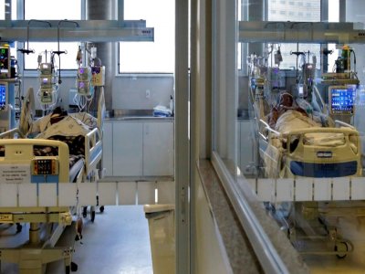 Des patients atteints du Covid-19 aux soins intensifs de l'hôpital  Emilio Ribas de Sao Paulo, au Brésil, le 17 mars 2021 - Miguel SCHINCARIOL [AFP]