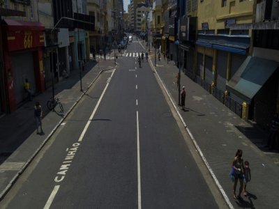 Rue quasi vide à Sao Paulo, au Brésil, le 15 mars 2021 - Miguel SCHINCARIOL [AFP/Archives]