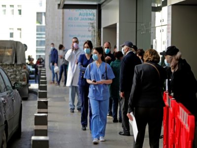 Des soignants devant l'hôpital de l'université américaine de Beyrouth (AUB), le 17 mars 2021 - ANWAR AMRO [AFP]