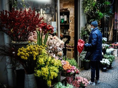 Un fleuriste à Paris, le 24 décembre 2020 - STEPHANE DE SAKUTIN [AFP/Archives]